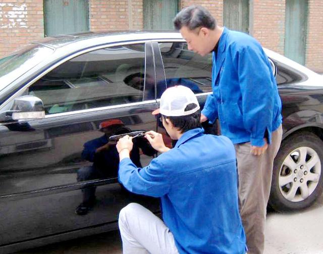 河池汽车钥匙丢在车里面怎么办?